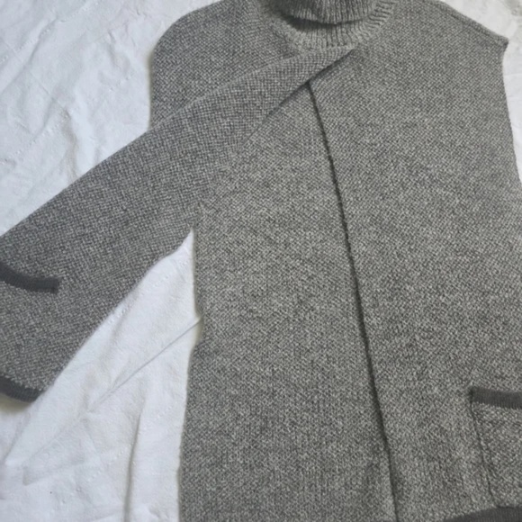 Turtleneck Wrap - Picture 4 of 10